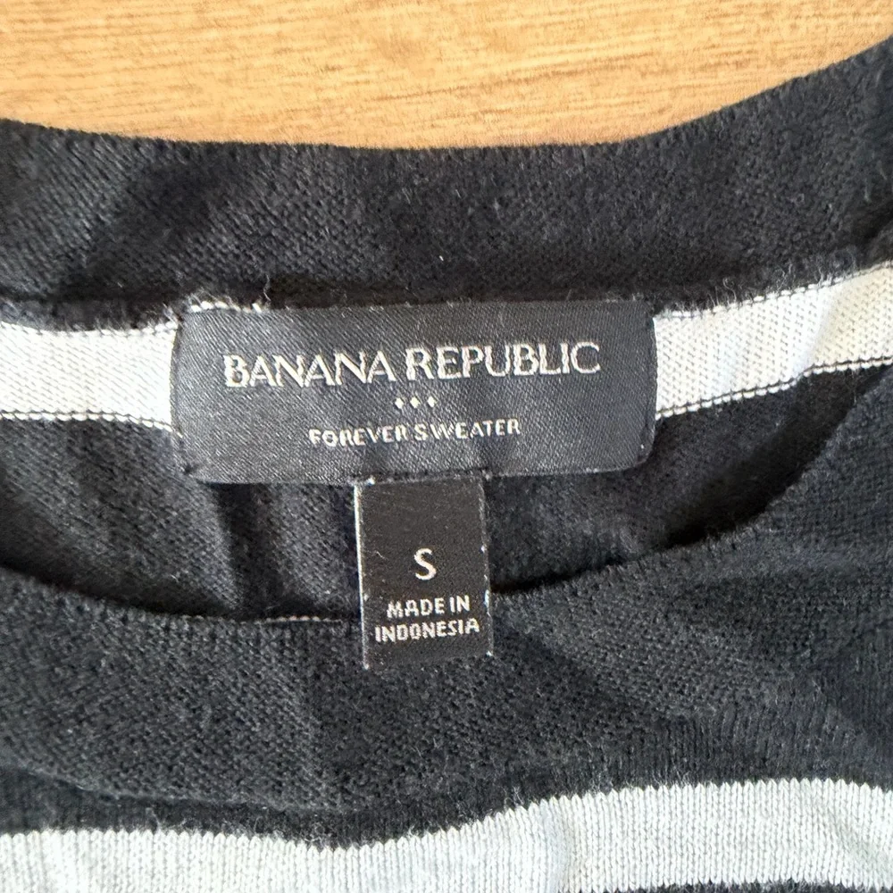 Banana Republic Black and White Crewneck Sweater - Picture 3 of 3